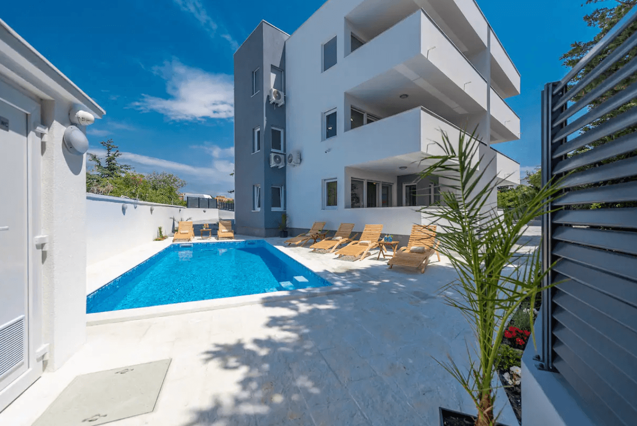 Mel-Mari Studio med pool i Novalja