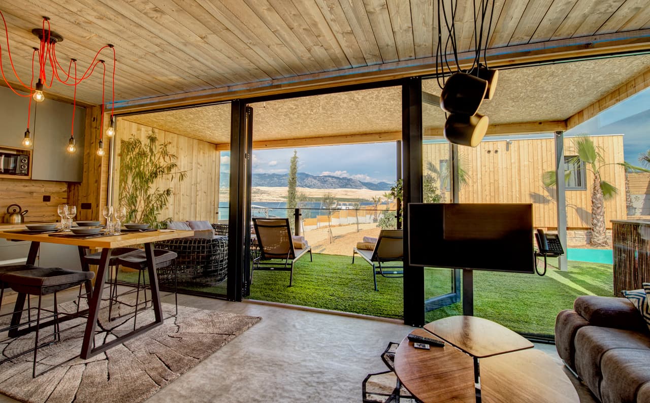 NOA Glamping Resort Novalja — villa & pool ved Zrce Beach i Novalja (1)
